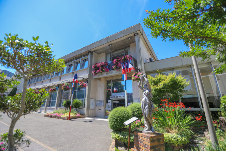 Franconville Mairie - Fenetre - Fenetre De Toit