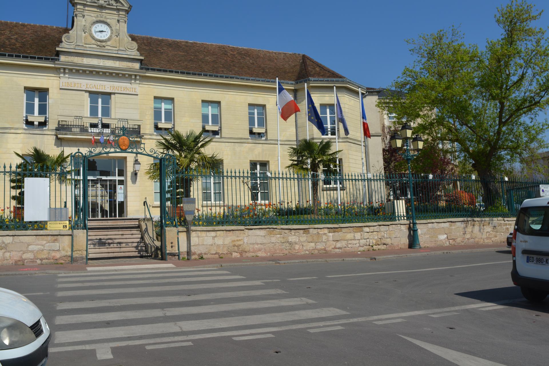 Pontoise Mairie - Fenetre - Fenetre De Toit