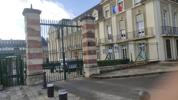 Préfecture De Seine Et Marne (Melun) 77 - Fenetre - Fenetre De Toit