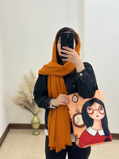 کیف ساعت و دختر 40×30