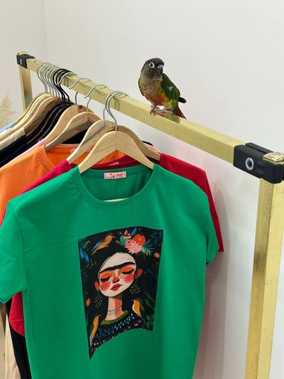 تیشرت دختر لپ قرمزی