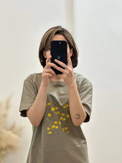 تیشرت گلهای زرد