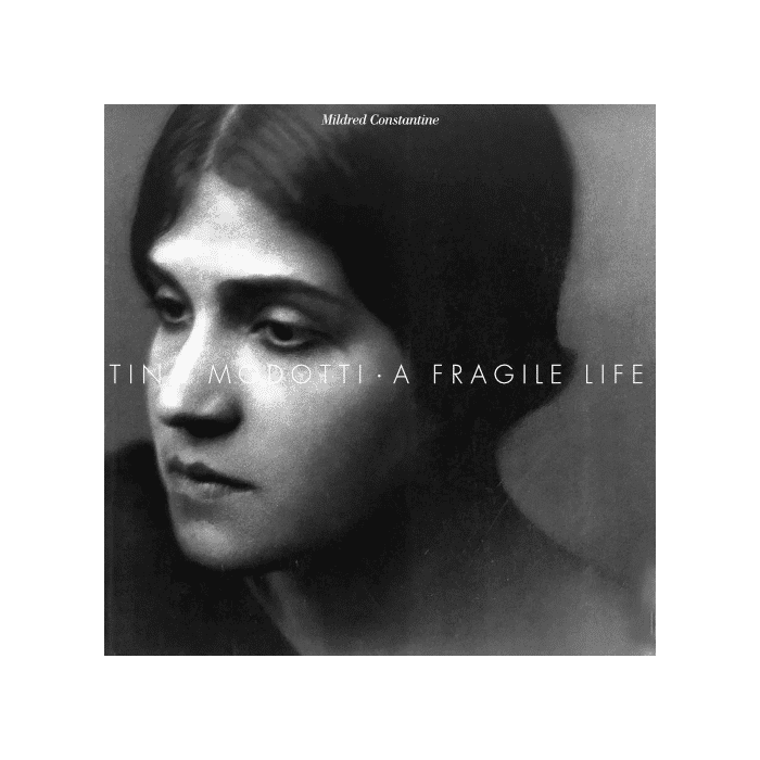 Libro: Tina Modotti: A Fragile Life progettati da Massimo Vignelli