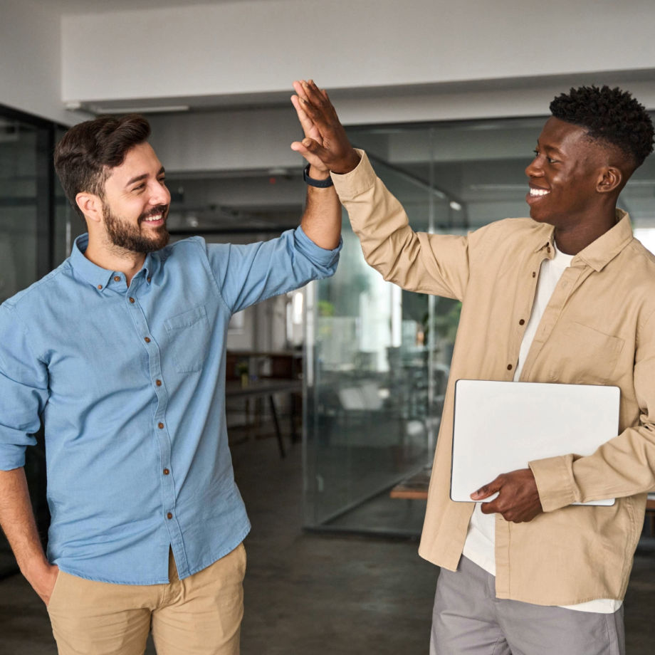 2 Männer machen ein high-five im Büro