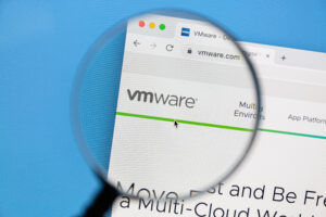 Ein Screenshot der Webseite von vmware.com, der von einer Lupe vergrößert wird.