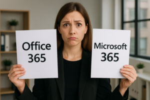 Eine Frau mit fragendem Blick hält zwei Blätter Papier in ihren Händen und zeigt sie dem Betrachter. Auf einem Papier steht "Office 365" auf dem anderen "Microsoft 365".