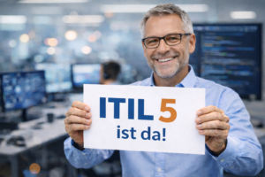 Ein Mann steht in einem IT-Büro voller Computer und hält ein Schild hoch auf dem steht "ITIL 5 ist da!"