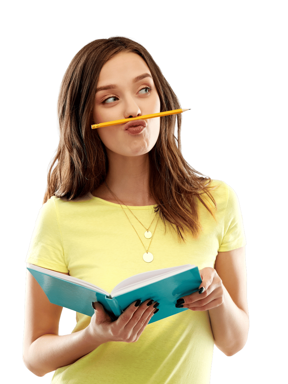 Eine Frau mit einem aufgeklappten Buch in den Händen und einem Bleistift, den sie zwischen Oberlippe und Nase einklemmt.