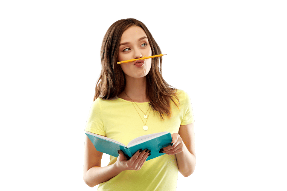 Eine Frau mit einem aufgeklappten Buch in den Händen und einem Bleistift, den sie zwischen Oberlippe und Nase einklemmt.