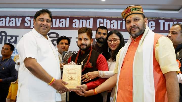 Best Astrologer in Amritsar R.k Sharma receive Awards from the hands of G.D Vashist Best Astrologer in Amritsar R.k Sharma with G.D Vashist