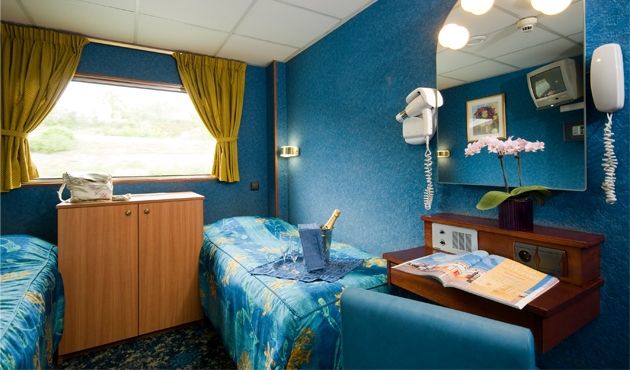 Upper deck 2 adjustable twin beds Photo