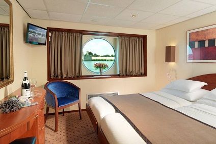 B4 - Cabin with Panoramic Window Photo