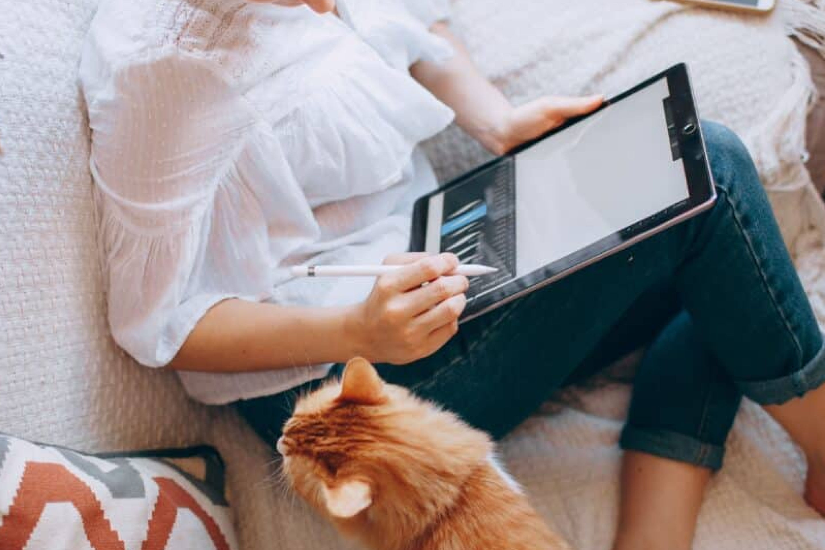 Atteline PR - Hanine Blog Women with a cat beside