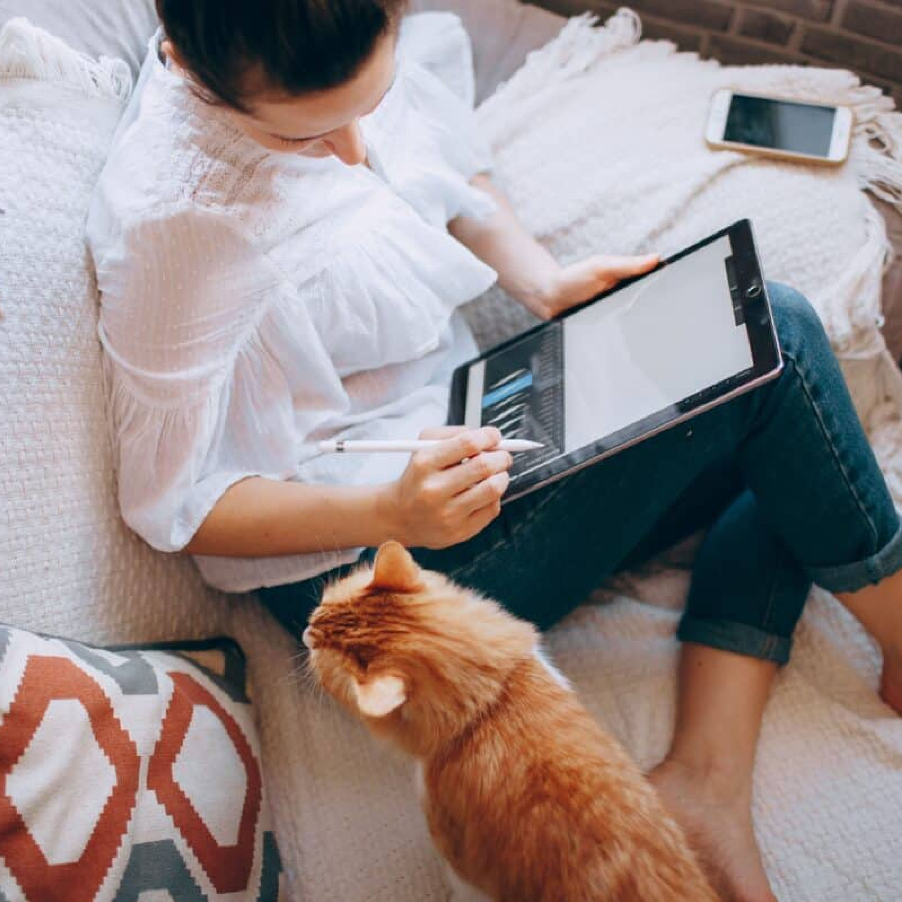 Atteline PR - Hanine Blog Women with a cat beside