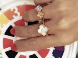 Attelline - Van Cleef & Arpels with a white pearl ring
