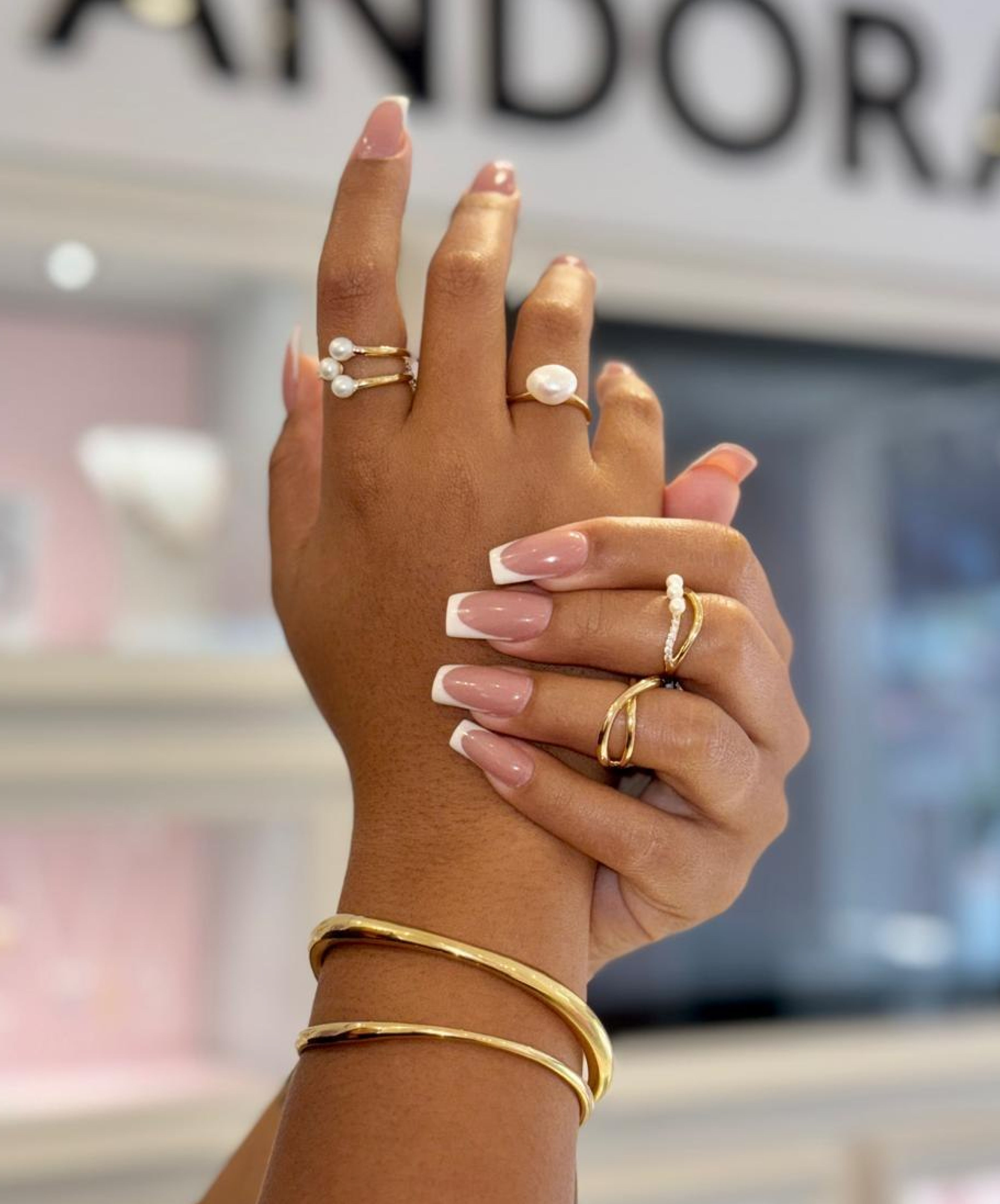 Ruder Finn Atteline - Pandora accessories in a hand