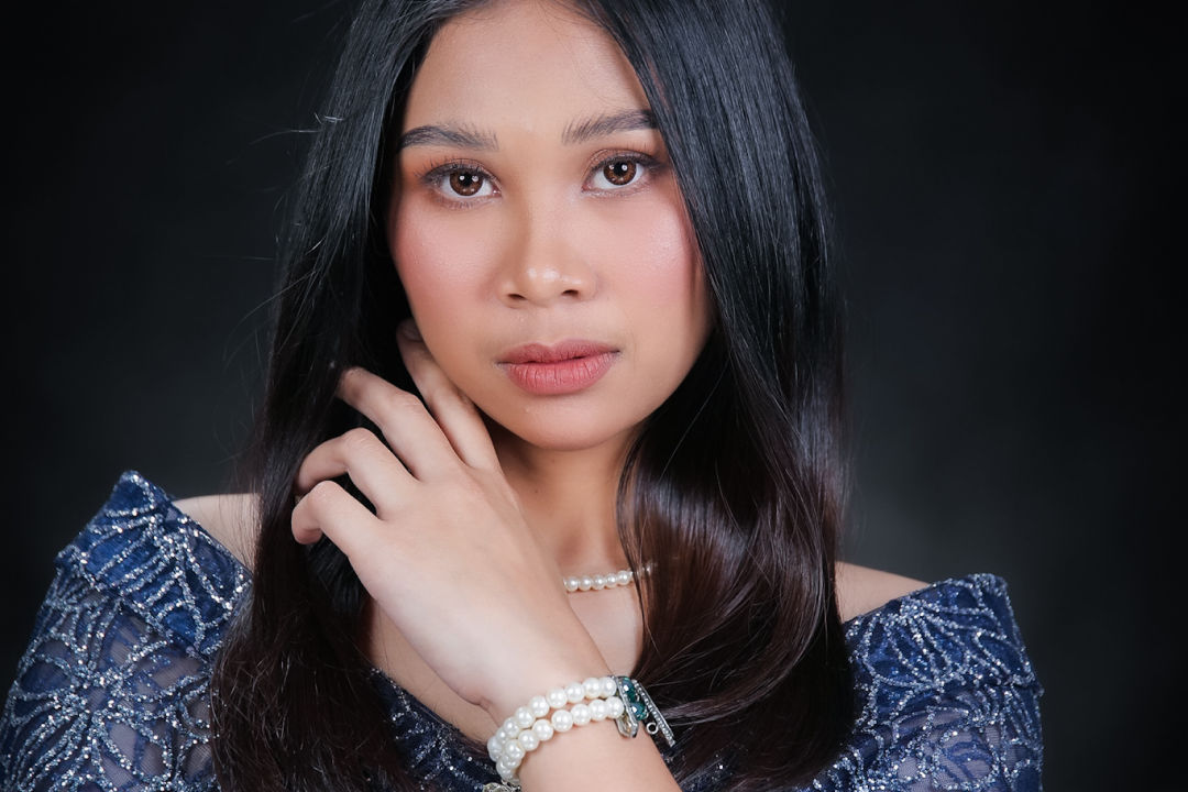 Ruder Finn Atteline - Yhaz posing for a picture