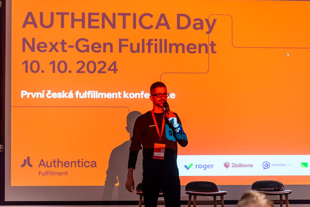 <p>První ročník konference Next-Gen Fulfillment | Authentica Day přinesl nejen inspiraci, ale i konkrétní příklady, jak se mění svět logistiky. Prohlédněte si momentky z akce, díky které se Brno stalo dějištěm první české fulfillment konference.</p><p><br /></p><h3><a href="https://drive.google.com/drive/folders/1hKcGlMph7T_heNfUpIktlP3mi71hULIc?usp=share_link" target="_blank" style="color: rgb(43, 0, 33);">Authentica Day 2024</a></h3>