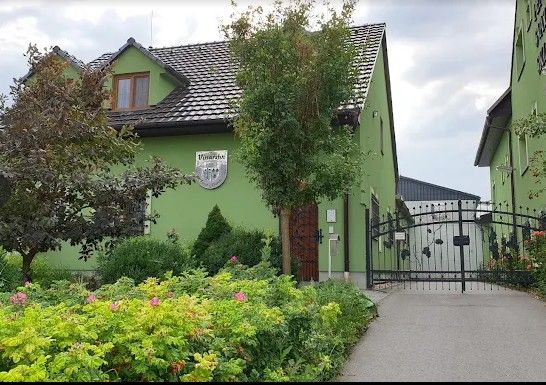 <h2>Ubytování</h2><p>Ubytování bude zajištěné přímo v <a href="https://www.vinarstvi-dufek.cz/" target="_blank"><strong>penzionu Dufek</strong></a>. <strong>Není zahrnuté v ceně akce</strong> a je nutná jeho rezervace předem přímo přes penzion.  </p><p><br /></p><p>Úhrada je nutná přímo na místě.</p><p><strong>Cena je 850 Kč za osobu / noc. </strong></p><p><br /></p><p><strong>Kontakt na vinařství:</strong></p><p><span>﻿﻿﻿</span>rezervace@vinarstvi-dufek.cz</p><p>+420 731 444 288 - Mgr. Machová Veronika, MBA</p><p>+420 604 452 983 - Dufková Marie</p><p><br /></p>