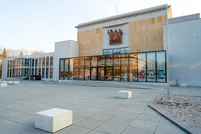 <h2>DK POKLAD</h2><p>Konference se koná v Dům kultury Poklad, který se nachází na konci Alšovy ulice v jižní části Ostravy-Poruby.</p><p><br /></p><p>🅿️ Své auto můžete zaparkovat v parkovacích domech u Pokladu. Po pravé straně Parkoviště Poklad I. (Matěje Kopeckého x Komenského ul.) a po levé straně Parkoviště Poklad II. (Matěje Kopeckého x Čs. Exilu). Informace: <a href="https://dkpoklad.cz/novinky/parkovani-u-pokladu/" target="_blank">ZDE</a>. Další možností je zaparkovat v přilehlých uličkách.</p>