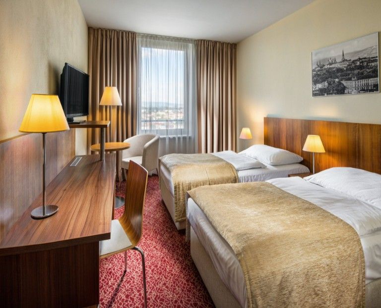 <h2><span style="color: rgb(0, 0, 0);">Ubytování</span></h2><p><a href="https://www.google.com/maps/place/Clarion+Congress+Hotel+Olomouc/@49.5922848,17.2734254,17z/data=!3m1!4b1!4m9!3m8!1s0x47124e83fb5602dd:0x64d8c6eb5ead6443!5m2!4m1!1i2!8m2!3d49.5922814!4d17.2760003!16s%2Fg%2F1hc6vq8dw?entry=ttu&amp;g_ep=EgoyMDI2MDgwNS4xIKXMDSoASAFQAw%3D%3D" target="_blank" style="color: rgb(0, 0, 0);"><strong>Clarion Congress Olomouc</strong></a><strong style="color: rgb(0, 0, 0);">,</strong><span style="color: rgb(0, 0, 0);"> Jeremenkova 36, 779 00 Olomouc 9</span></p><p><span style="color: rgb(0, 0, 0);">Z Hlavního nádraží se do hotelu dostanete pěší chůzí za cca 4 minuty.</span></p><p><br /></p><p><span style="color: rgb(0, 0, 0);">Pro všechny registrované účastníky máme zajištěno bezplatné </span><strong style="color: rgb(0, 0, 0);">ubytování v jednolůžkových pokojích</strong><span style="color: rgb(0, 0, 0);">. </span></p><p><br /></p><p><span style="color: rgb(0, 0, 0);">Parkování u hotelu není zajištěno. Doporučujeme využít hromadné dopravy. Zavazadla si před check-in můžete uložit v hotelové úschovně.</span></p>