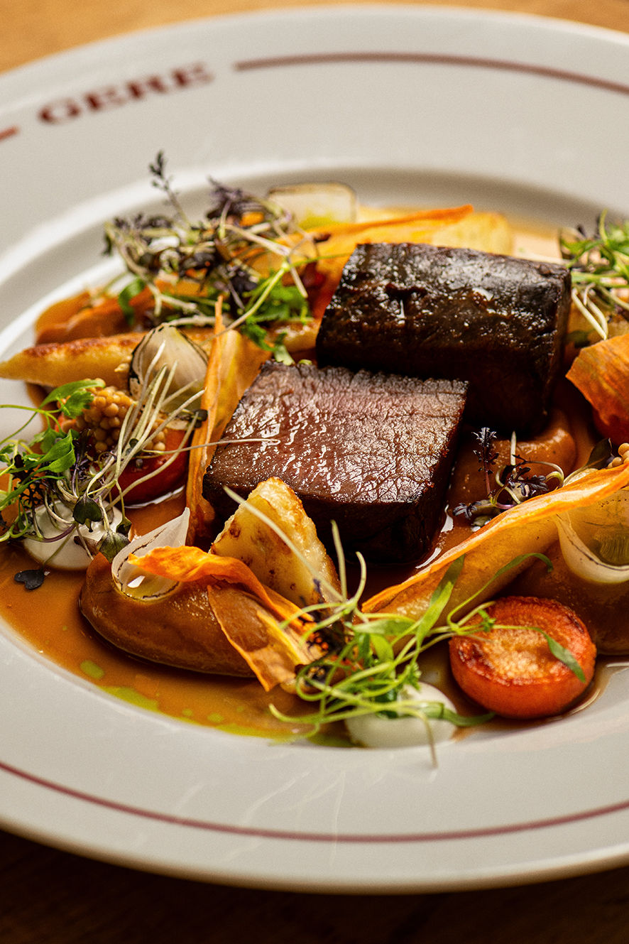 <h2>Menüsor</h2><p><br /></p><p><strong>Előétel - </strong><em>A.GERE Restaurant</em></p><p><br /></p><p>Maultaschen</p><p><em>A.GERE Pinot Noir 2021</em></p><p><br /></p><p><strong>Leves - </strong><em>A.GERE Restaurant</em></p><p><br /></p><p>Majorsági bárányleves</p><p><em>A.GERE Olaszrizling 2025</em></p><p><br /></p><p><strong>Főételek - </strong><em>Irén néni és A.GERE Restaurant</em></p><p><br /></p><p>Vadas sváb módra: savanyú marhahús a szokott módon, világos rántás és zsemlegombóc</p><p>Vadas, sufnudli</p><p><em>A.GERE Solus 2022</em></p><p><br /></p><p><strong>Desszert - </strong><em>Irén néni</em></p><p><br /></p><p>Barátfüle: krumplistésztából kemény szilvalekvárral</p><p><em>A.GERE Syrah 2023</em></p><p><br /></p><p><strong>Sváb utódesszert válogatás - </strong><em>A.GERE Restaurant</em></p><p><br /></p><p>Mini rétes</p><p>Mini gőzgombóc</p><p>Zimtkrapfen</p>