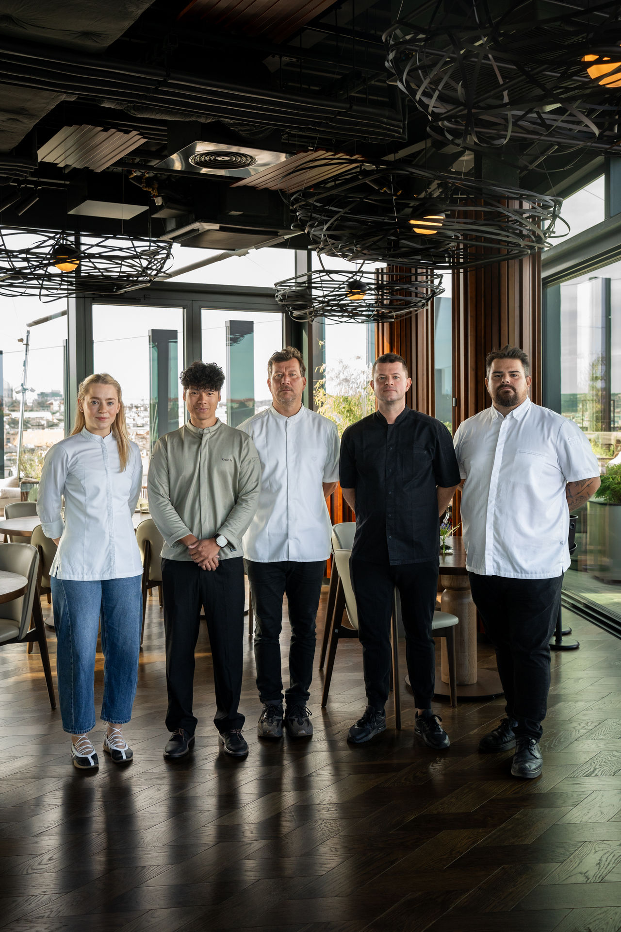<h2>Degustační menu</h2><p>Společným tématem večera bude <strong>respekt k surovinám, tradice v moderním pojetí, udržitelný přístupu v gastronomii. Každý z pěti autorů je ale uchopí po svém.</strong></p><p><br /></p><p>České a středoevropské tradice v moderním podání. Vietnamské chutě v dialogu se současným fine diningem. Lokální suroviny, udržitelnost. Tradiční recepty, které neztrácejí svou autenticitu, ale dostávají nový život. A dezert, který není pouhou sladkou tečkou, ale plnohodnotným gastronomickým zážitkem.</p><p><br /></p><p><strong>Pět rukopisů. Pět pohledů. Pět různých cest ke stejnému cíli – vytvořit společně něco, co stojí za to ochutnat a zažít.</strong></p><p><br /></p><p>Jednotlivé pokrmy vám budou postupně odhalovat jejich tvůrci, spolu s myšlenkou a filozofií jejich přístupu k vaření a surovinám. </p>