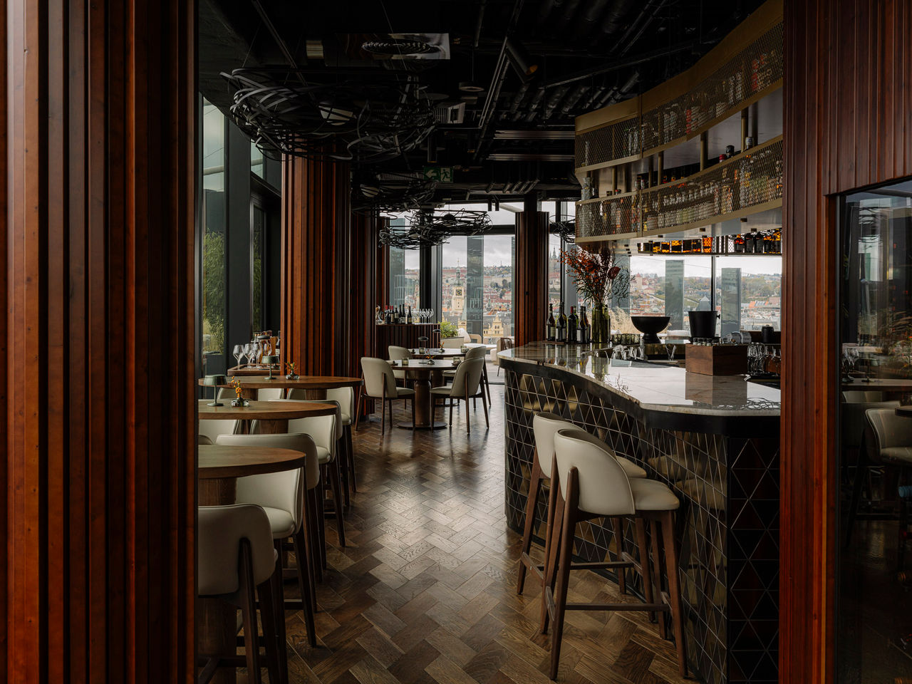 <h2>Restaurace Reason</h2><p><a href="https://reasonrestaurant.cz" target="_blank"><strong>Reason</strong></a><strong> sídlí v ikonické budově Masaryčka</strong> architektů Zaha Hadid, jedenáct pater nad pulzujícím srdcem Prahy. <strong>Design interiéru a panoramatický výhled z restaurace i její nádherné terasy proměňují každý gastronomický zážitek zde v komplexní nezapomenutelný moment</strong>, ve kterém se setkává kuchyně s architekturou a vlastním smyslovým prožitkem.</p><p><br /></p><p>Po loňské premiéře v pražské Zlaté Praze v hotelu Fairmont Golden Prague jsme hledali místo, které by bylo stejně důstojným hostitelem této prestižní akce. Stěží bychom mohli najít lepšího pokračovatele, než restauraci Reason. Pod vedením <strong>šéfkuchaře Jana Horáka</strong> zde vzniká kuchyně, která spojuje vysokou gastronomii s kreativitou, udržitelností, lokálností a respektem k surovinám. </p><p><br /></p><p>Vážíme si toho, že Reason bude hostit druhý ročník Dinner of the Year. Nejen jako prostor, ale jako součást příběhu večera, který orámuje pět osobitých gastronomických rukopisů.</p>