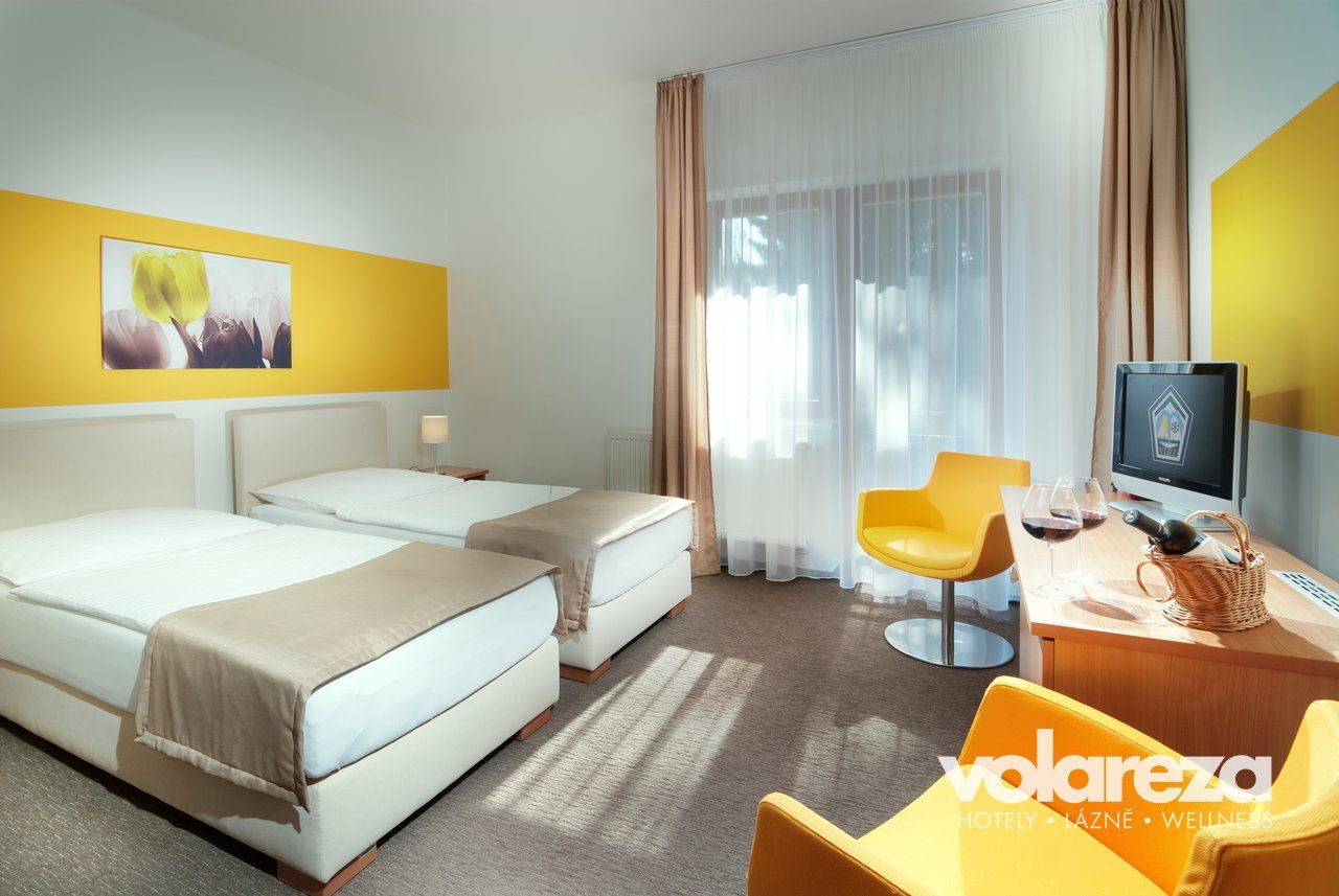 <h2>Ubytování</h2><p>Hotel VZ Bedřichov je tříhvězdičkový hotel. Ubytování bude poskytno ve dvoulůžkových a třílůžkových pokojích. Všechny pokoje jsou vybaveny televizorem a telefonem. Součástí hotelu je i wellness centrum s  možností vstupu do bazénu a dalších procedur.</p>
