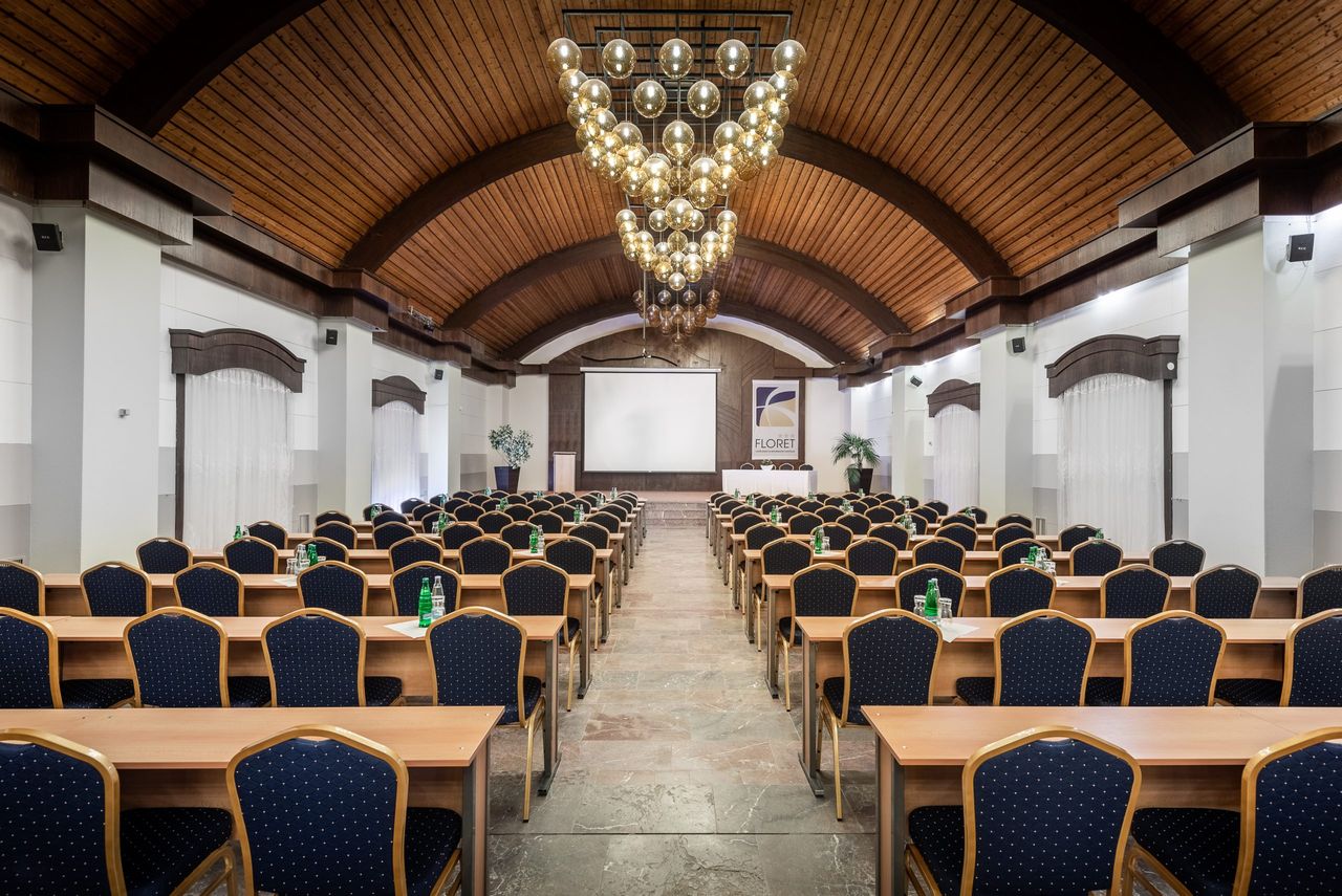 <h2>Kongresové centrum FLORET, Průhonice</h2><p>Akci přivítá Kongresové centrum FLORET – reprezentativní prostory zasazené do klidného prostředí průhonického parku, pouhých 15 km od centra Prahy. Moderní konferenční zázemí, snadná dostupnost a malebné okolí vytvářejí ideální podmínky pro produktivní setkání.</p>