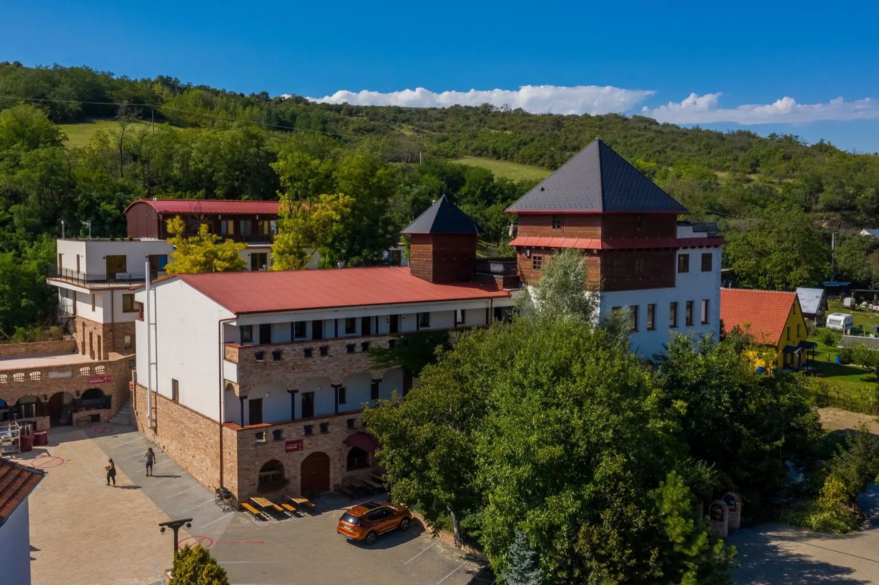 <h2><span style="color: rgb(3, 102, 214);">Ubytování</span></h2><p>Účastníci budou ubytováni v nádherných prostorách jihomoravského Hotelu Kurdějov, primárně ve dvoulůžkových pokojích. Vezměte na akci svého kolegu/ svou kolegyni a začněte s týmovou spoluprací na mezinárodních projektech eTwinning.</p><p><br /></p><p><br /></p>