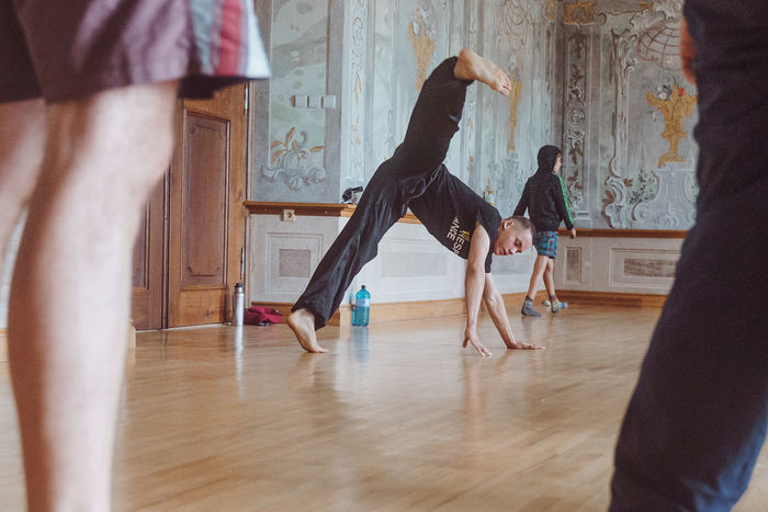 Mr. Kriss: Dancing without Thinking