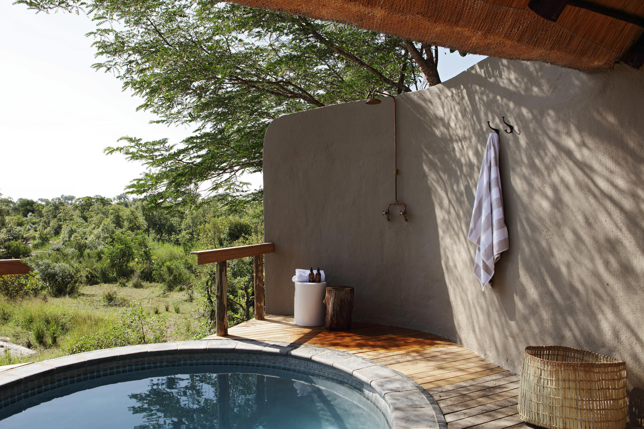 Varty Camp Chalet - outdoor shower