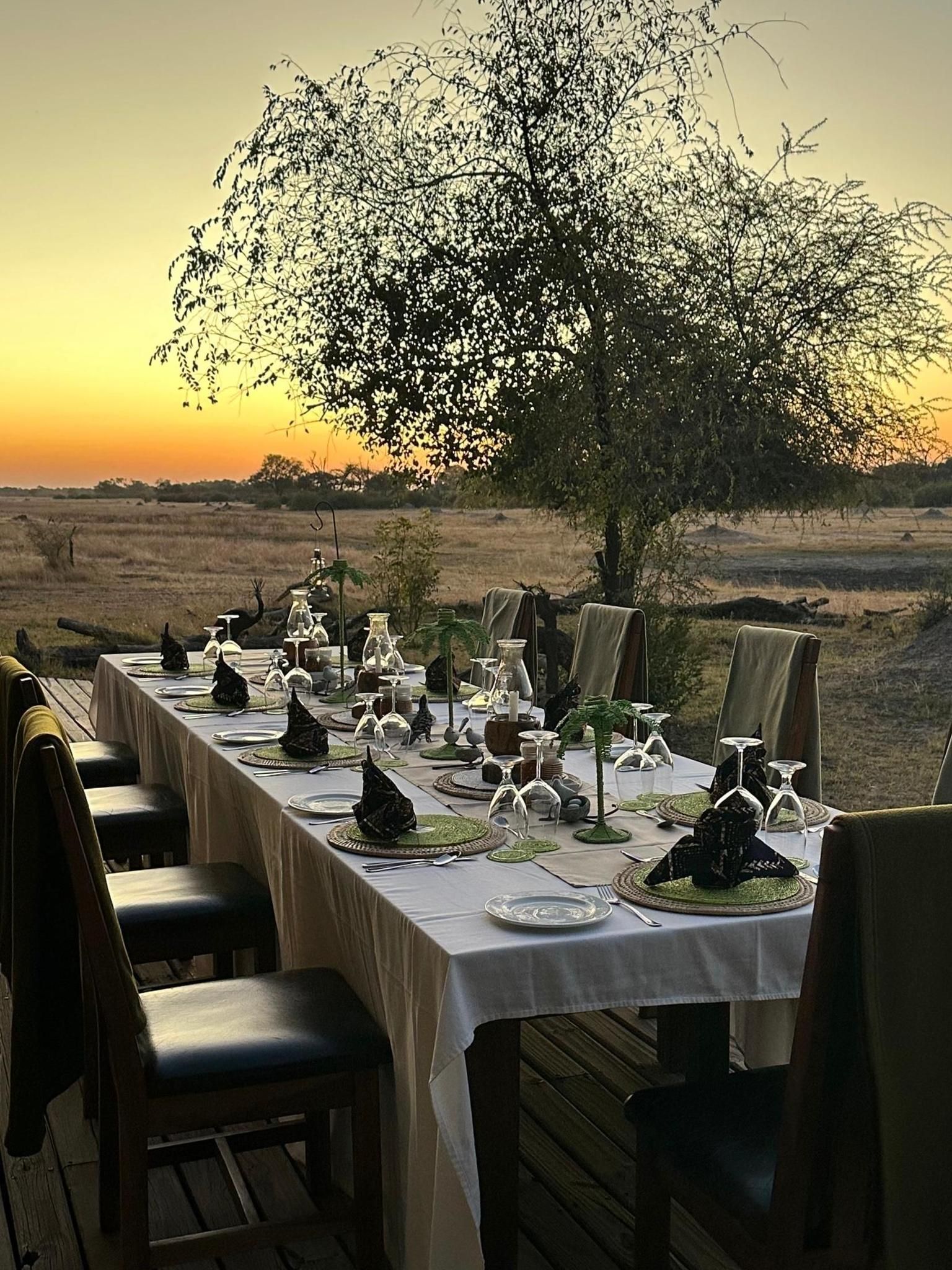 THE HIDE A FRAME DINING AL FRESCO