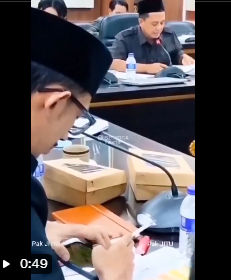 Multitasking Tingkat Dewa: Anggota DPRD Jember Buktikan Push Rank dan Asap Rokok Bisa Sejalan dengan Rapat Paripurna
