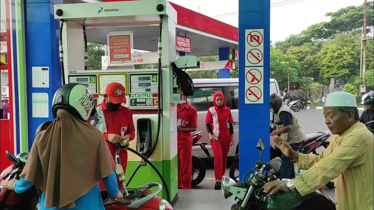 antri isi bbm pertalite di pom