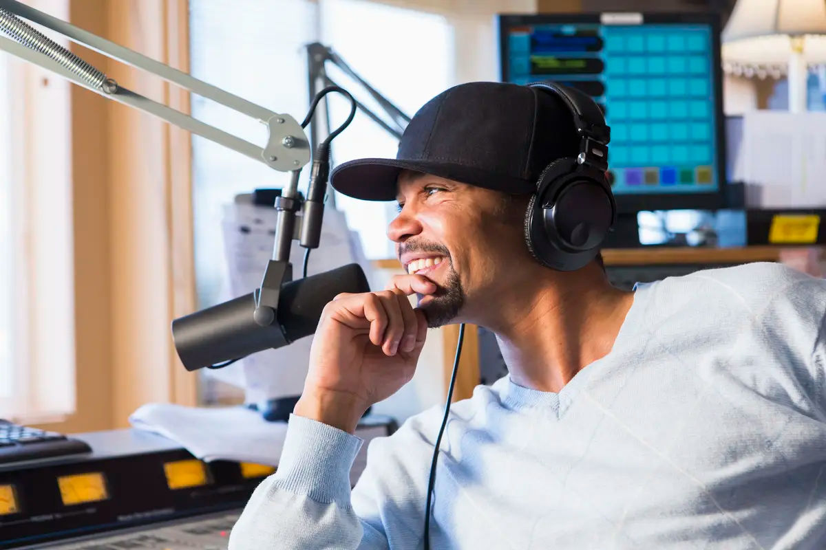 50 Kata yang Sering Digunakan Penyiar Radio dan Artinya
