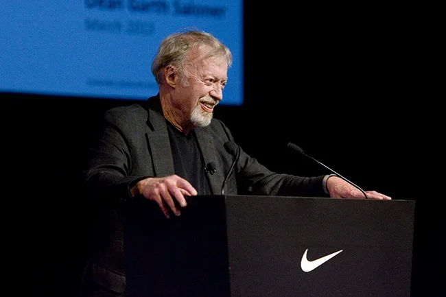 Kisah Pelari Phil Knight yang Membangun Nike Menjadi Merek Global