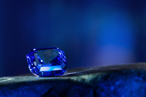 Sapphire Buying Guide - Aurora Saigon, Vietnam - Precious Blue Sapphire Gemstone Close-up