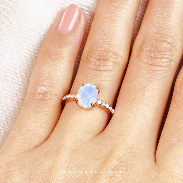 Nhẫn đá Mặt Trăng Giác Cắt Kim Cương Radiant Khối Quả Trứng Aurora Saigon