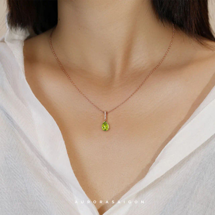 Mặt dây chuyền Ngọc Lục Bảo khối quả lê - Viên đá tháng 8 Aurora Saigon