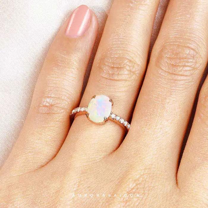 Opal oval ring in rose gold vermeil
