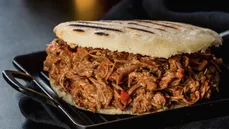 Arepas rellenas con carne mechada de búfalo
