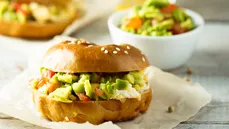 Bagel con aguacate y huevo