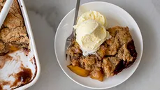 Crocante de melocotón con helados