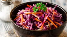 Ensalada de repollo morado, manzana y zanahoria