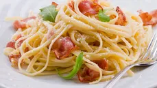 Pasta con prosciutto y parmesano