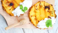 Piña asada con dip de yogurt y miel