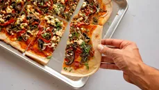 Pizza con chile morrón, queso feta y hongos