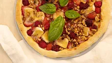 Pizza de frutas y queso Brie